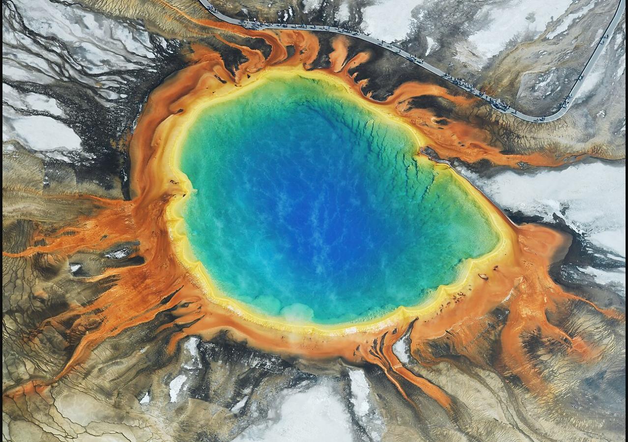 Grand Prismatic Spring w Parku Yellowstone, widok z lotu ptaka